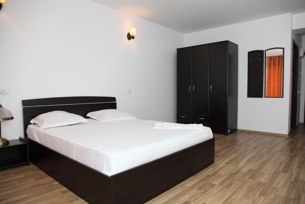 Hotel Rodiv Găeşti Exterior photo