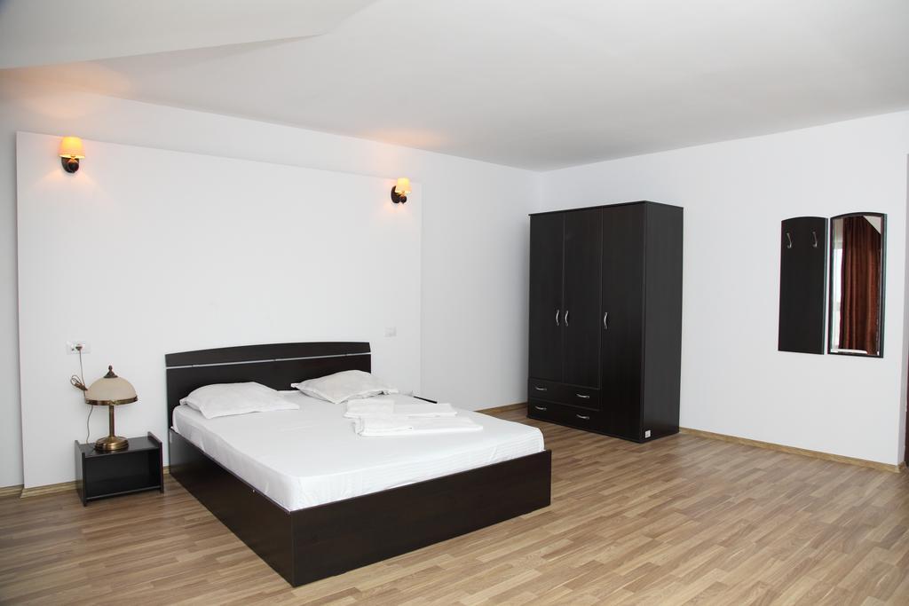 Hotel Rodiv Găeşti Room photo